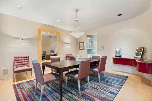 Deerfield, IL 60015,69 Riverside DR