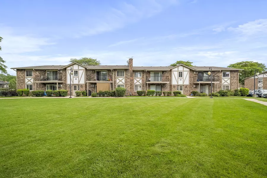 16W525 Lake DR #23-207, Willowbrook, IL 60527