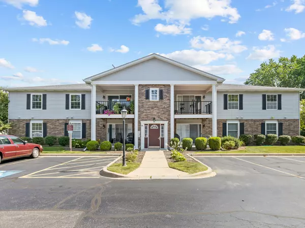 935 Golf Course RD #7, Crystal Lake, IL 60014