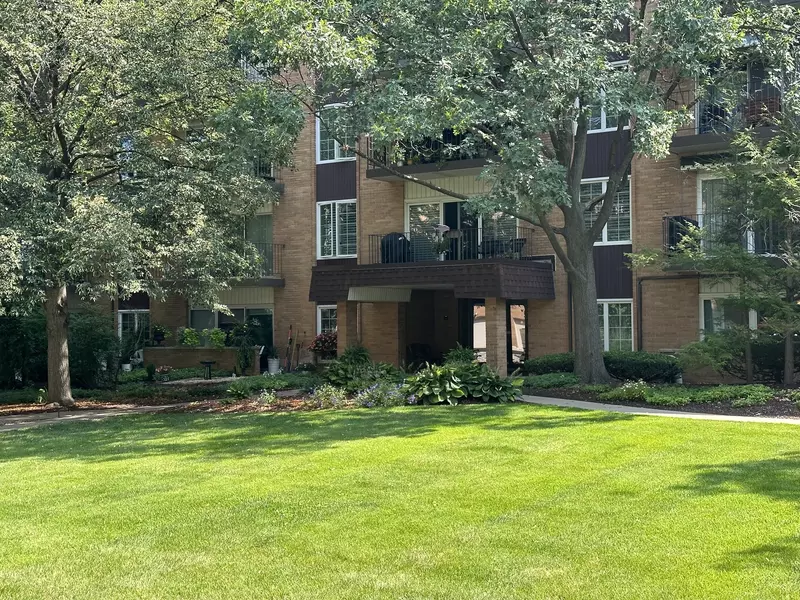 445 N Park BLVD #3C, Glen Ellyn, IL 60137