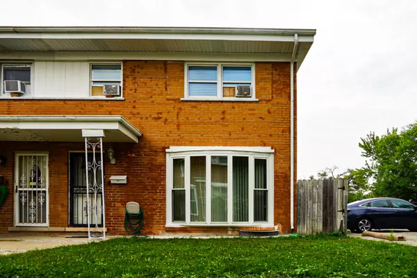 Des Plaines, IL 60016,8829 Robin DR #F