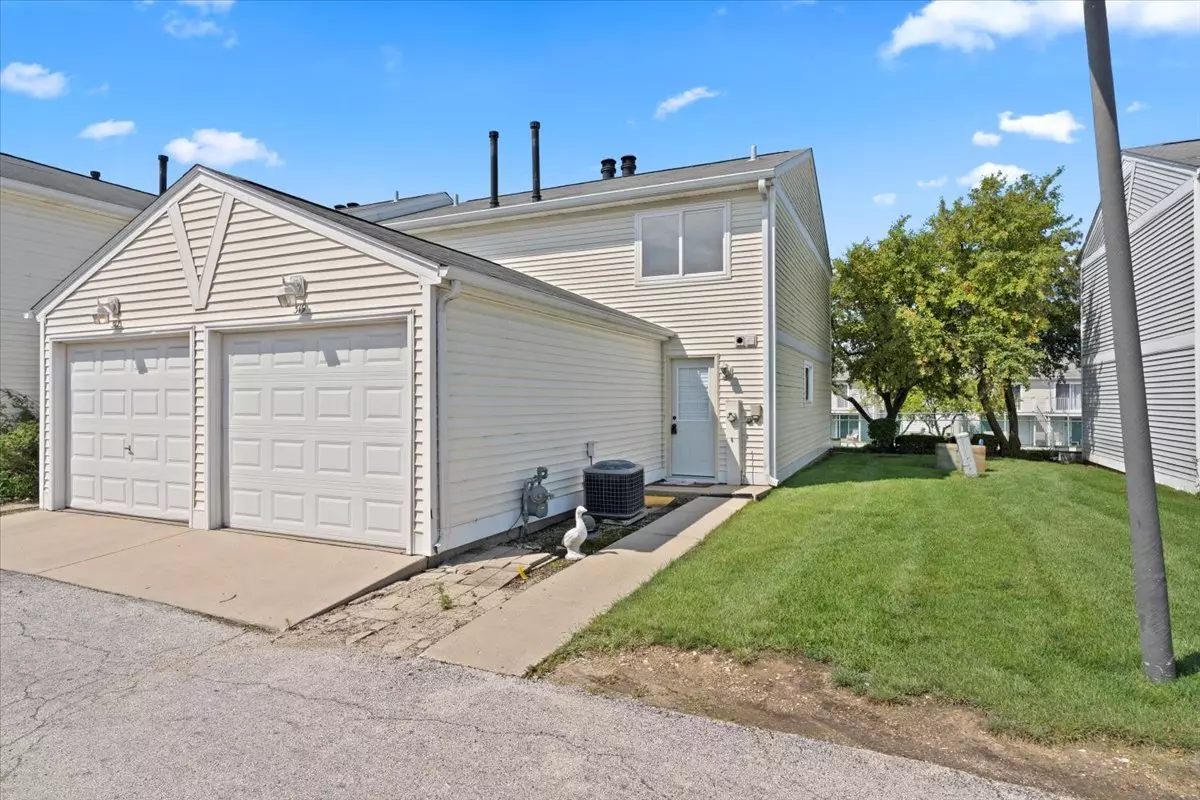 Round Lake Beach, IL 60073,319 Meadow Green LN