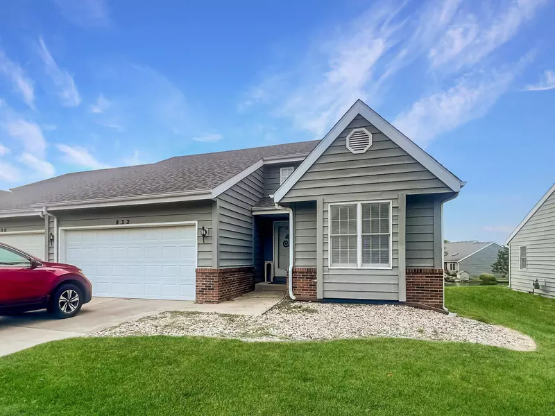 832 Pheasant DR, Crown Point, IN 46307