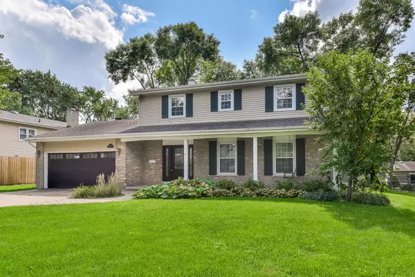 1256 Brentwood LN, Wheaton, IL 60189