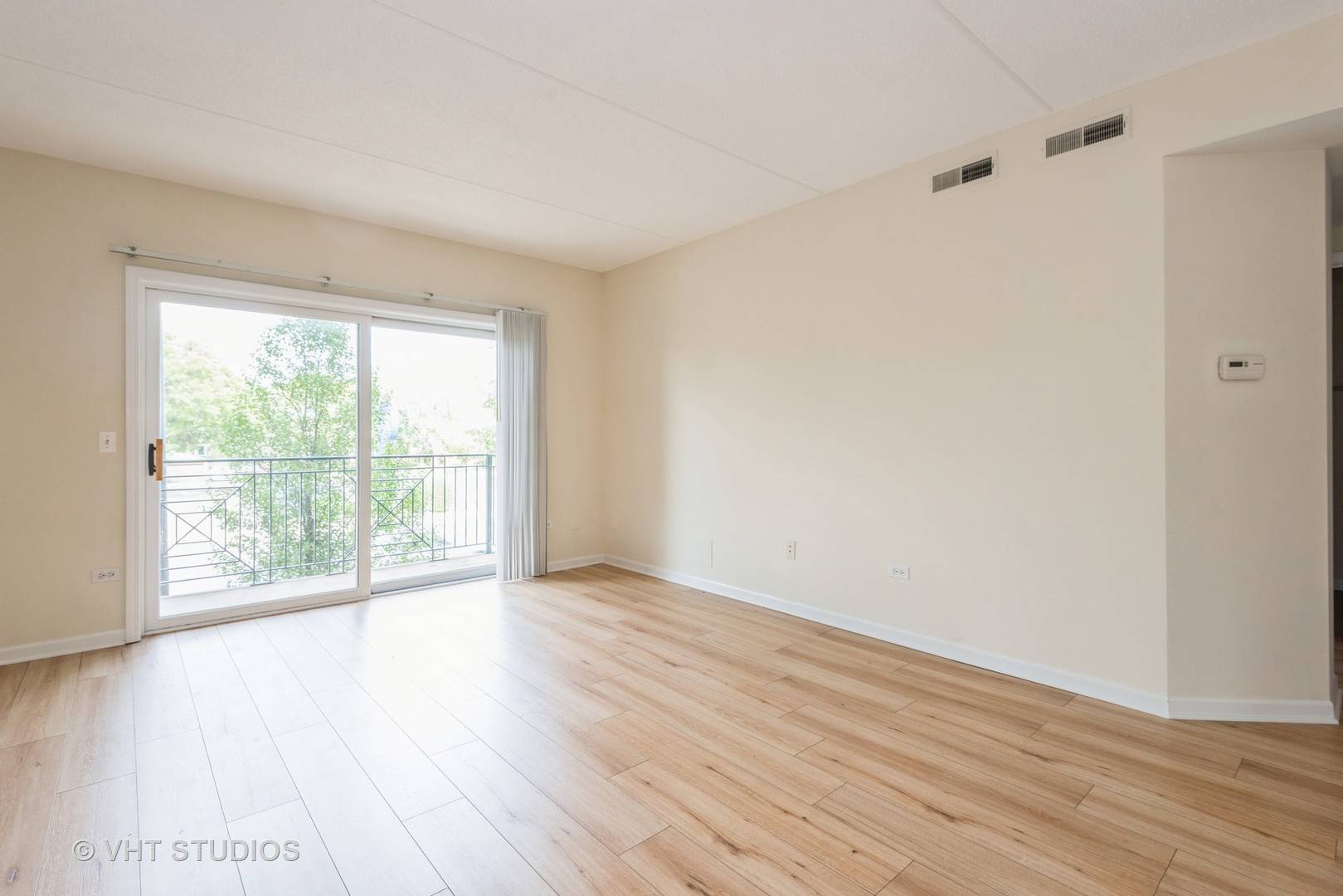 Chicago, IL 60659,5924 N Lincoln AVE #207