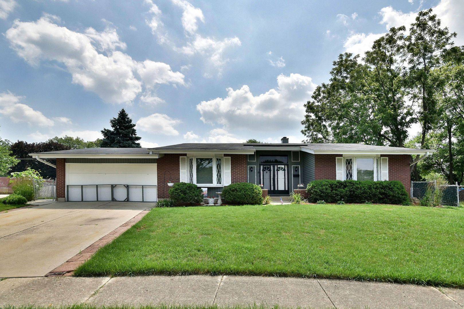 6 Wolfe CT, Woodridge, IL 60517