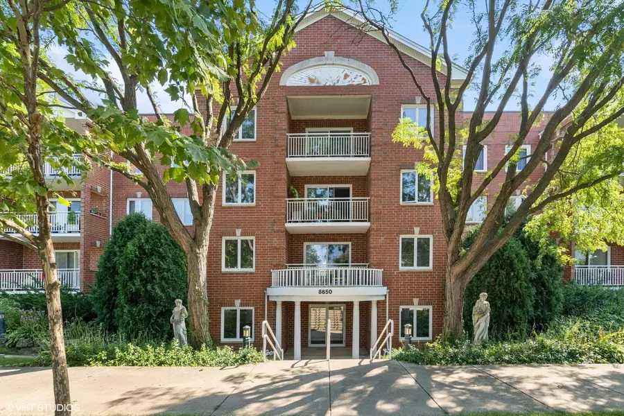 8650 N Shermer RD #209, Niles, IL 60714