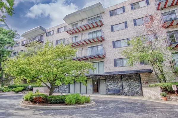 1S150 Spring RD #4B, Oakbrook Terrace, IL 60181