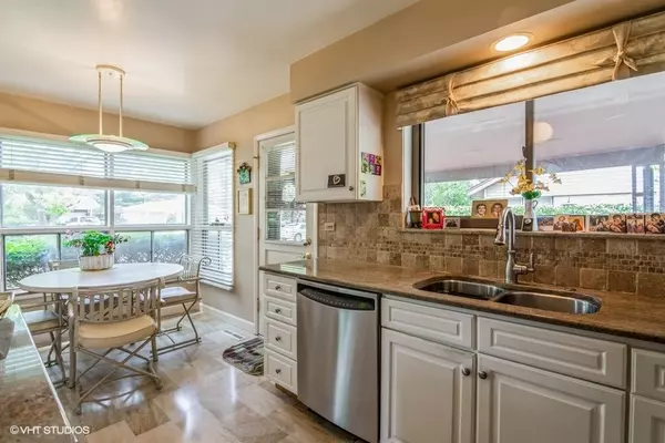 Deerfield, IL 60015,823 Appletree LN