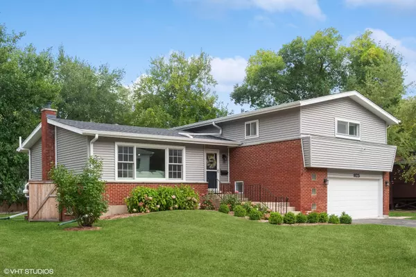 925 Castlewood LN, Deerfield, IL 60015