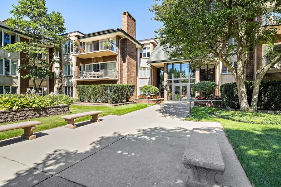 3 Oak Brook Club DR #E204, Oak Brook, IL 60523