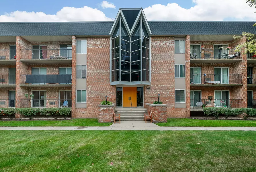 1001 N Mill ST #211, Naperville, IL 60563