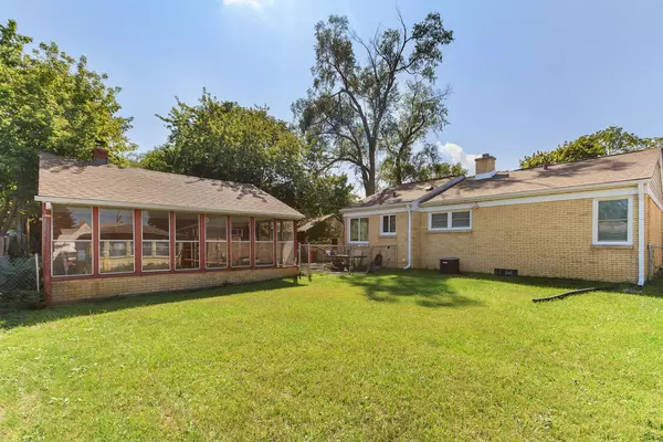 Waukegan, IL 60085,1615 Hickory ST