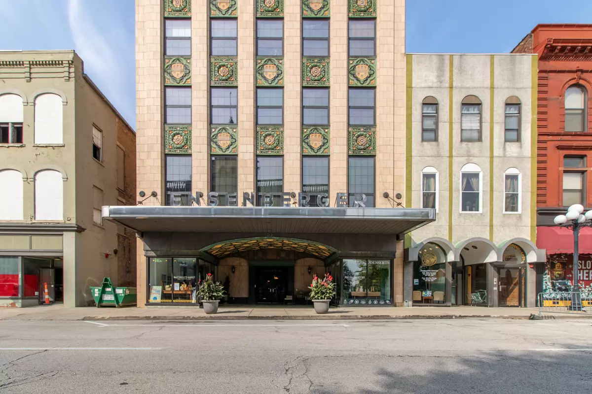 Bloomington, IL 61701,212 N Center ST #204