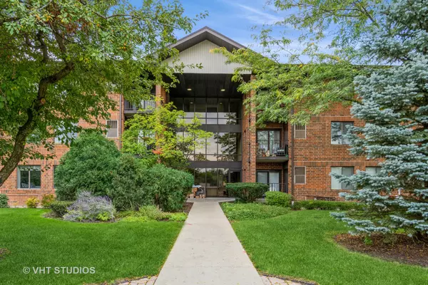 5703 S Cass AVE #102, Westmont, IL 60559