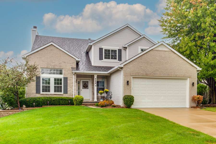 8986 Hillcrest CT, Woodridge, IL 60517