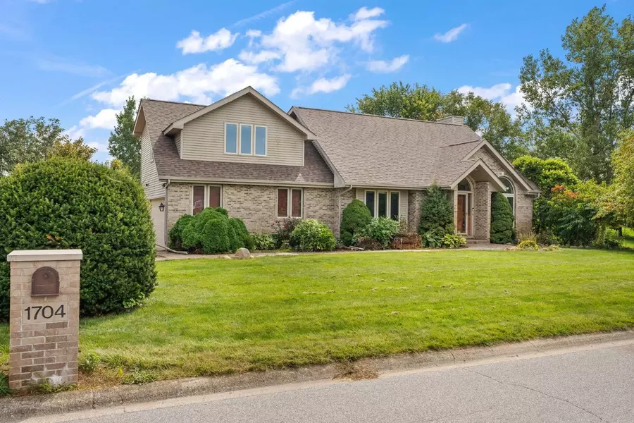 1704 Meadowglen DR, Valparaiso, IN 46383