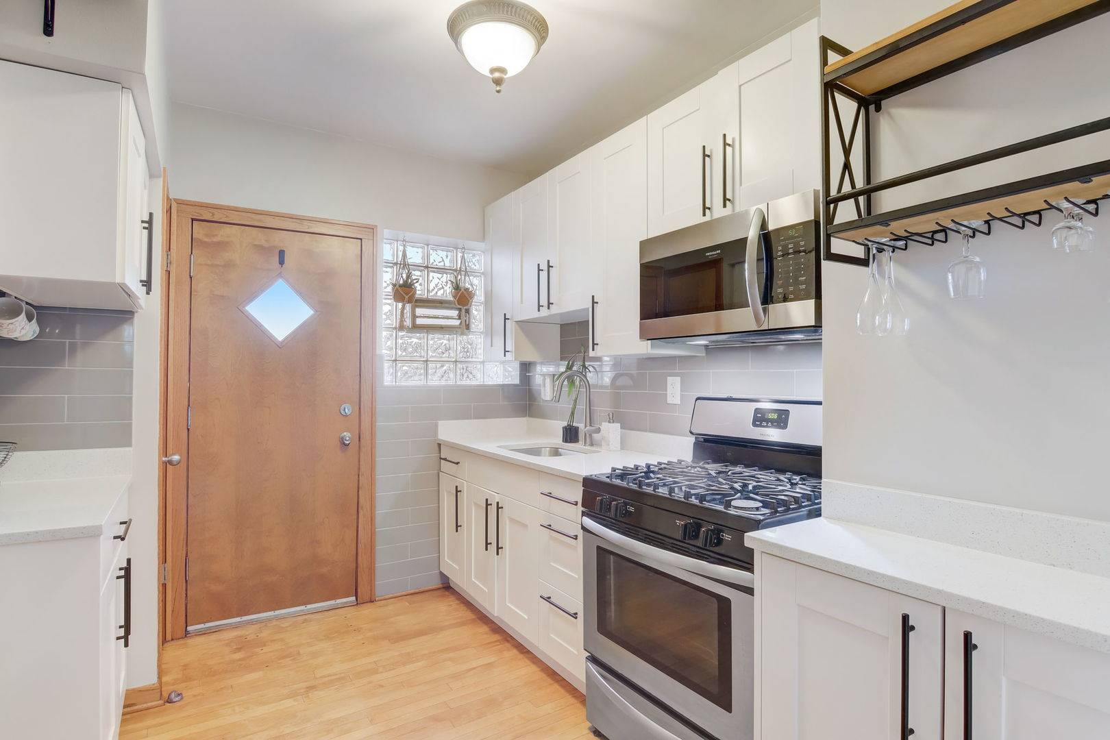 Chicago, IL 60659,2419 W Hollywood AVE #3