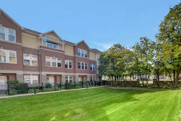 211 N West ST #202, Wheaton, IL 60187