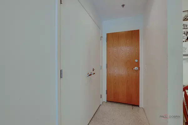 Deerfield, IL 60015,402 Kelburn RD #225