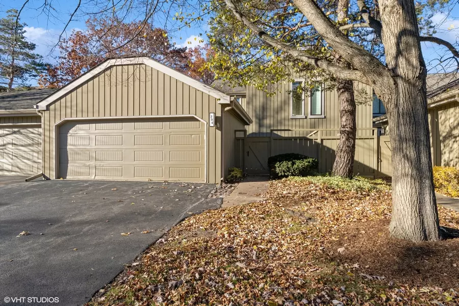 294 Hickory LN, Lake Barrington, IL 60010