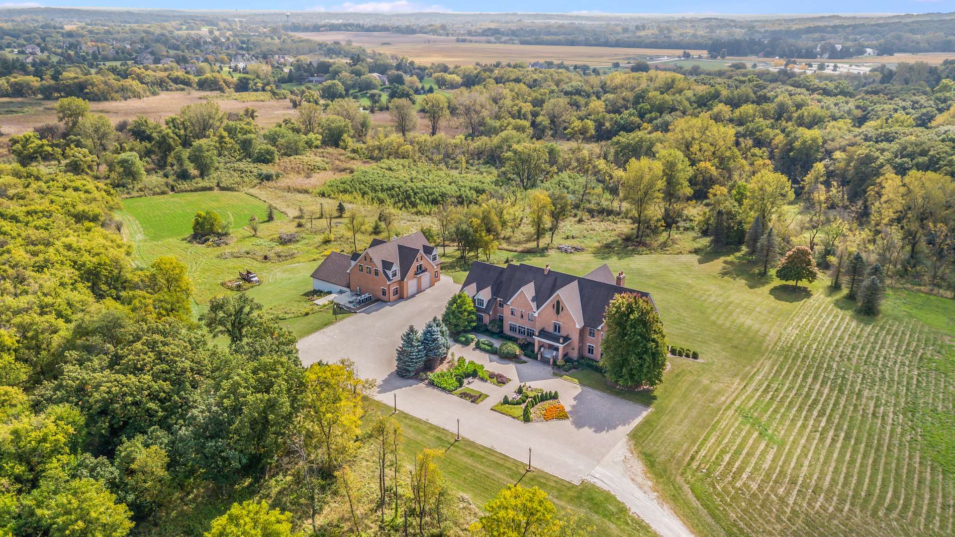 5N719 Castle DR, St. Charles, IL 60175