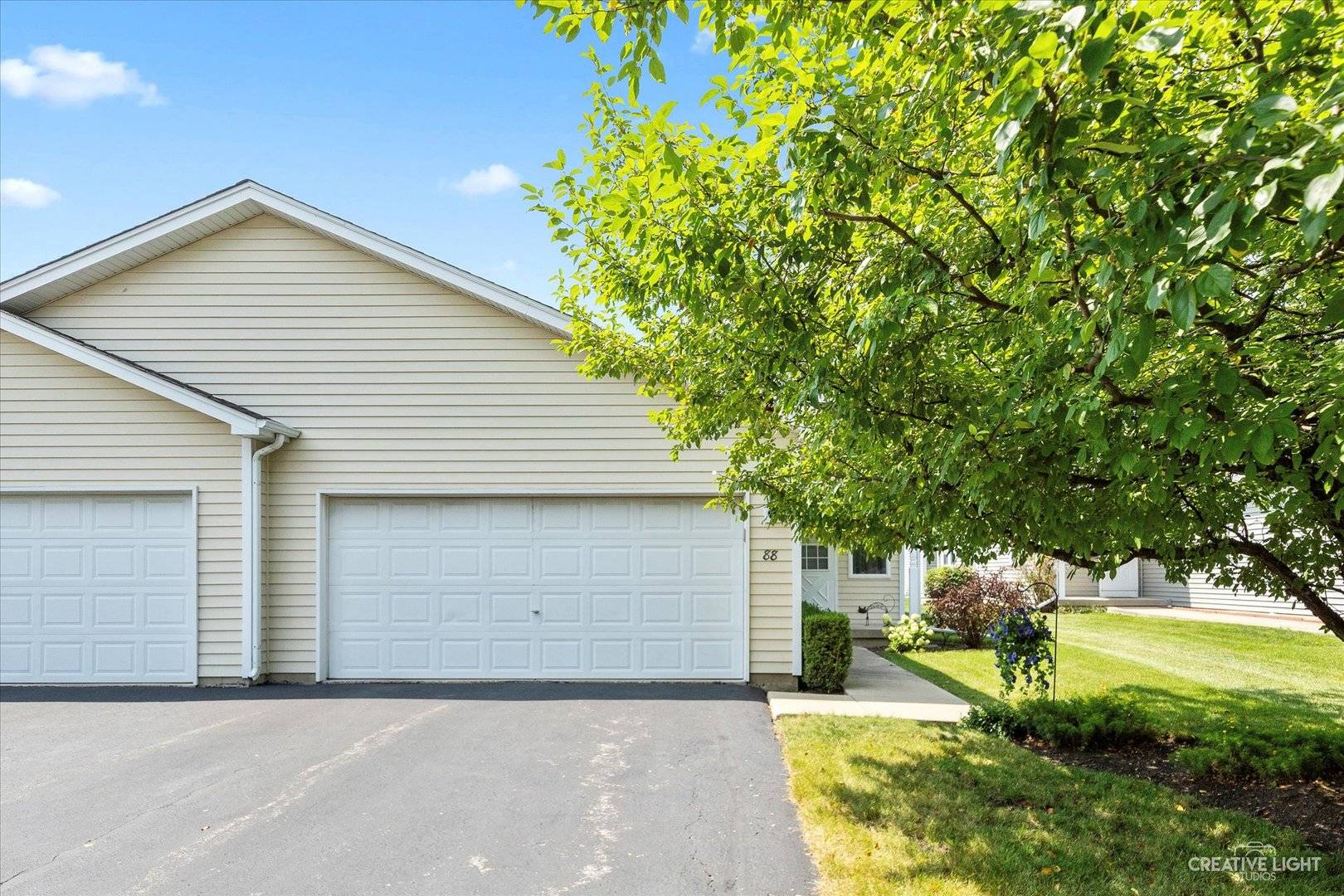 88 Silver TRL, North Aurora, IL 60542