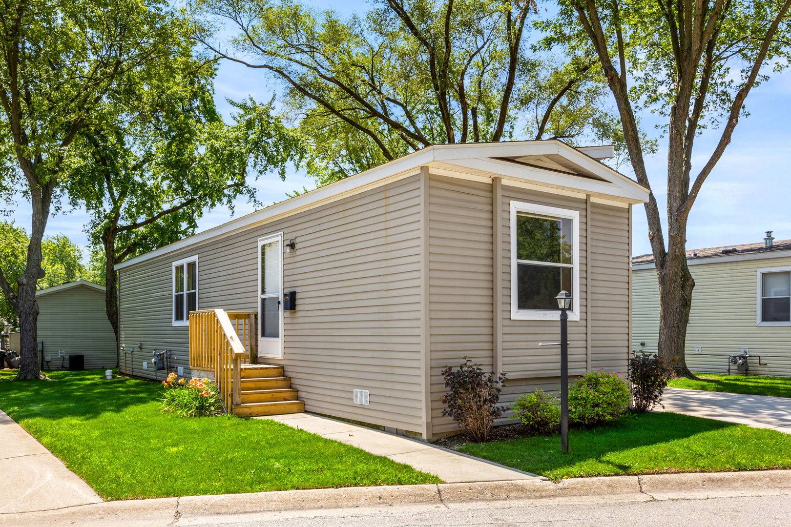 147 Parkwood RD, Elgin, IL 60123