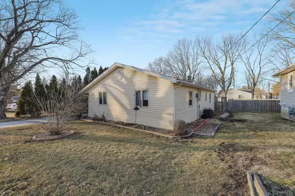 Monticello, IL 61856,806 W Bond