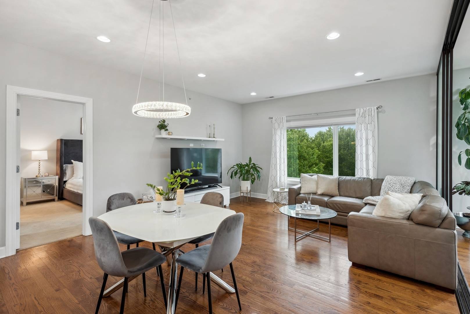 Evanston, IL 60202,645 Custer AVE #403