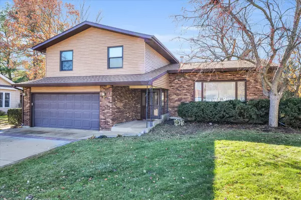 7 Clover Leaf CT, Savoy, IL 61874