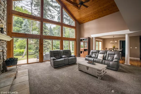 Sleepy Hollow, IL 60118,924 Acorn DR