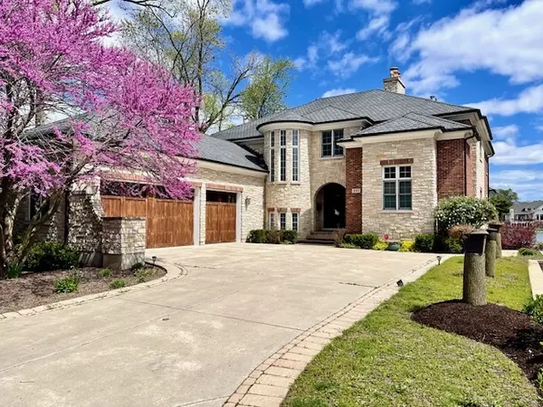 221 Murphy Lake LN, Park Ridge, IL 60068