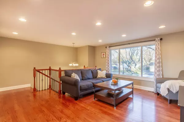 Schaumburg, IL 60193,130 STANDISH LN