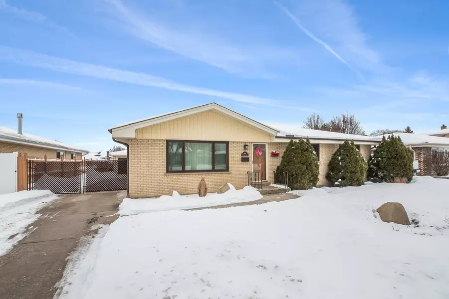 569 Victoria LN, Wood Dale, IL 60191