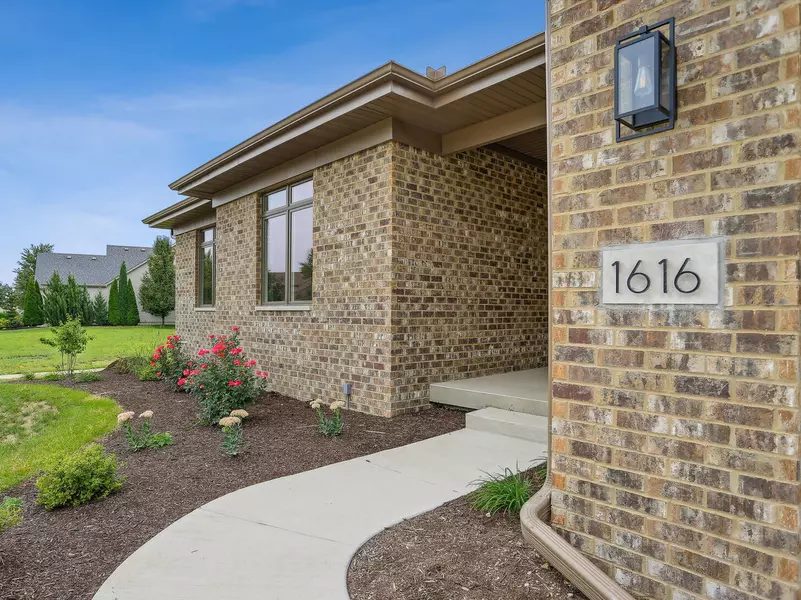 1616 Crabapple LN, Champaign, IL 61822