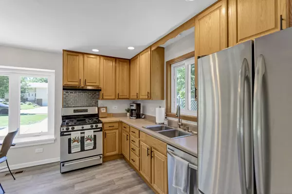 908 S 11th AVE St. Charles, IL 60174