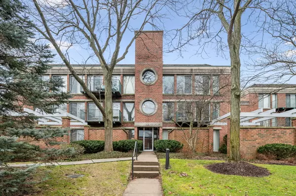 3010 Arbor LN #101, Northfield, IL 60093