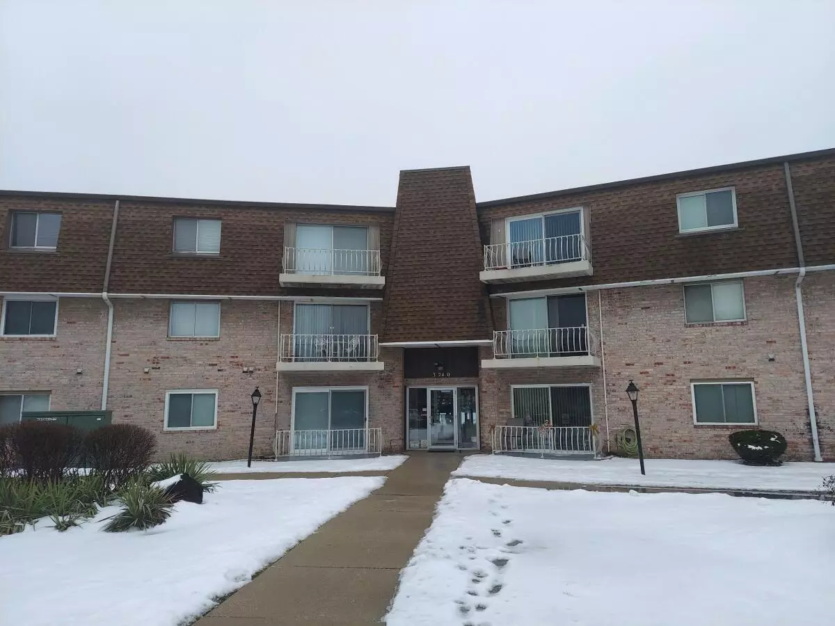 Lansing, IL 60438,3240 N Manor DR #224