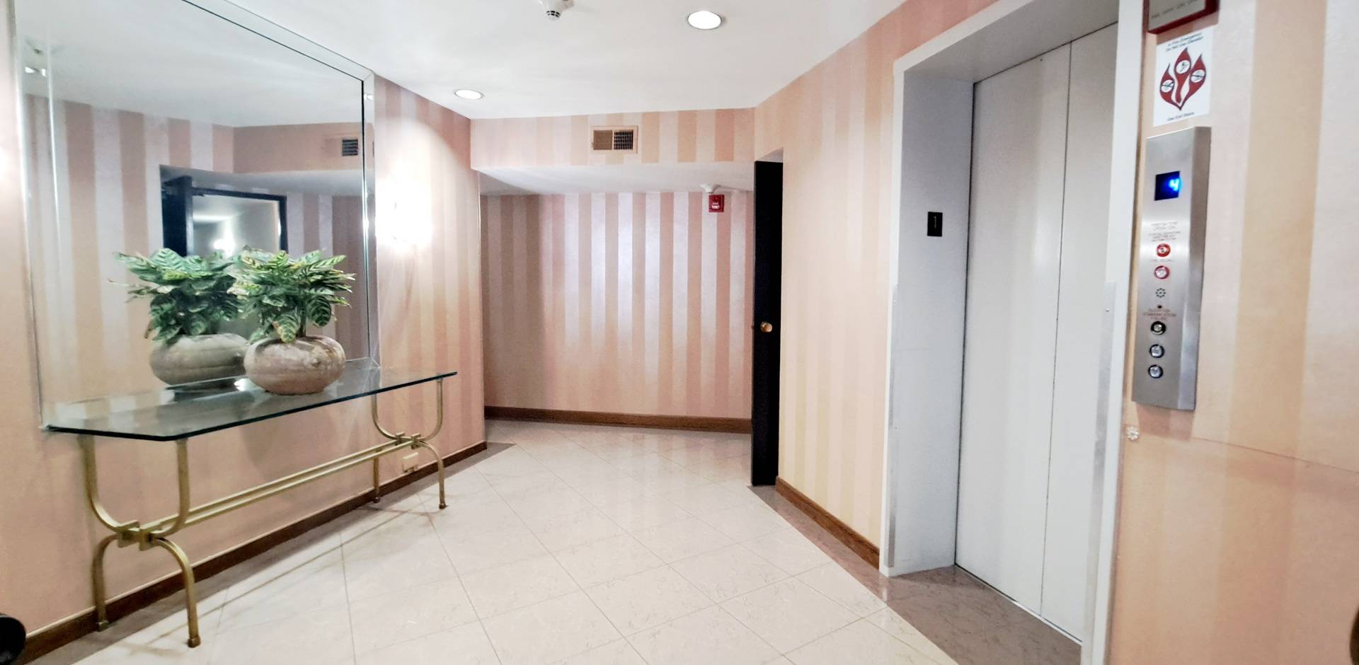 Skokie, IL 60077,4949 Golf RD #406