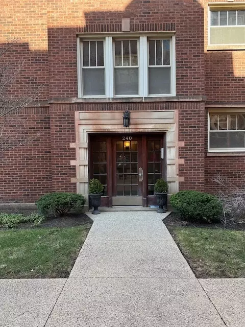 240 S Maple AVE #G, Oak Park, IL 60302