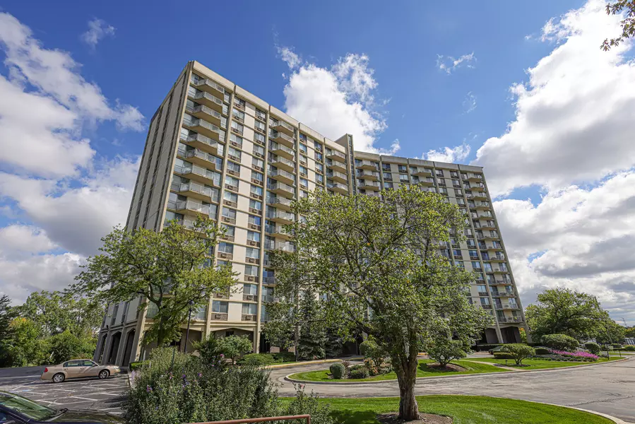 40 N Tower RD #4B, Oak Brook, IL 60523