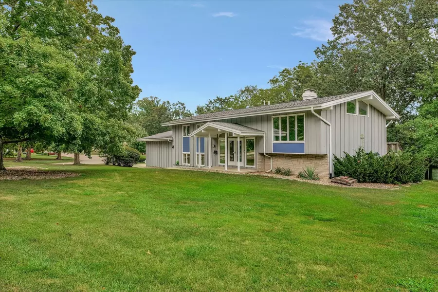 2207 Reynolds DR, Charleston, IL 61920