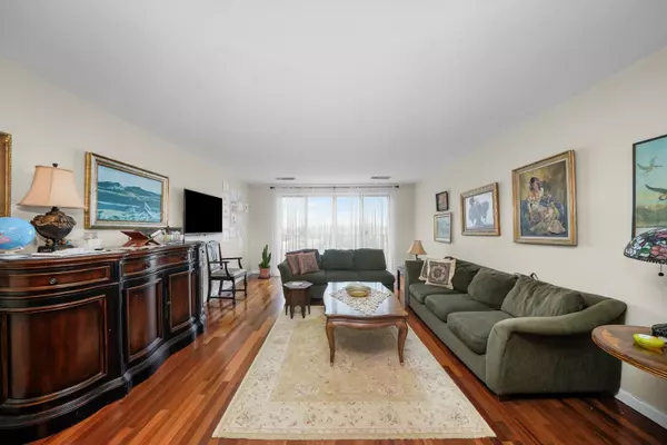 Lincolnwood, IL 60712,4601 W Touhy AVE #608