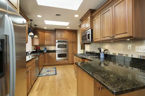 Deerfield, IL 60015,714 Appletree LN
