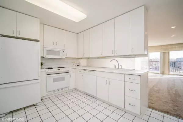 Deerfield, IL 60015,421 Kelburn RD #313
