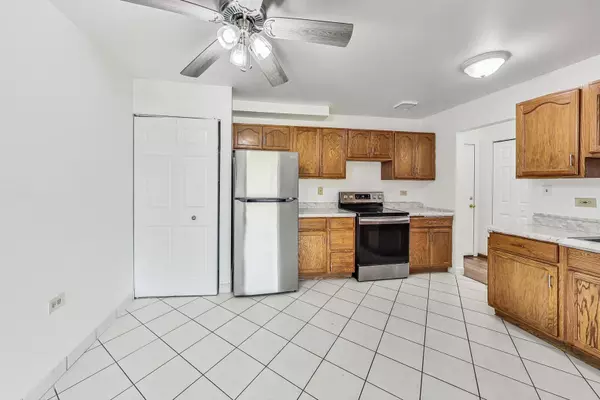 Darien, IL 60561,7422 Brookdale DR #114