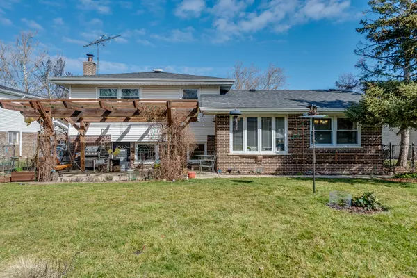 Arlington Heights, IL 60005,2430 S Shag Bark TRL