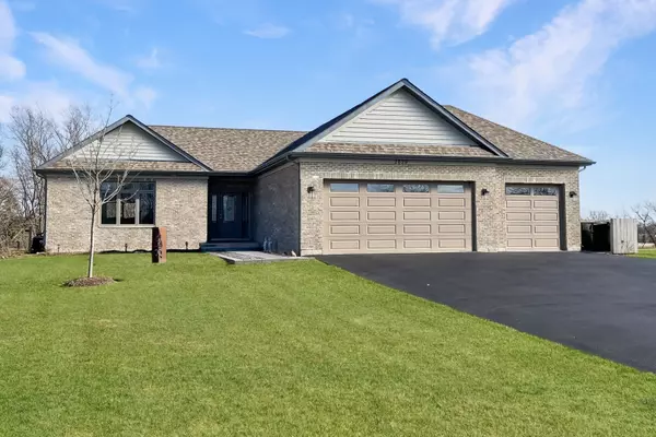 2612 Sanctuary LN, Spring Grove, IL 60081