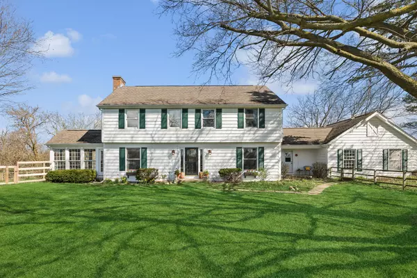 223 Deepwood CT, Barrington Hills, IL 60010